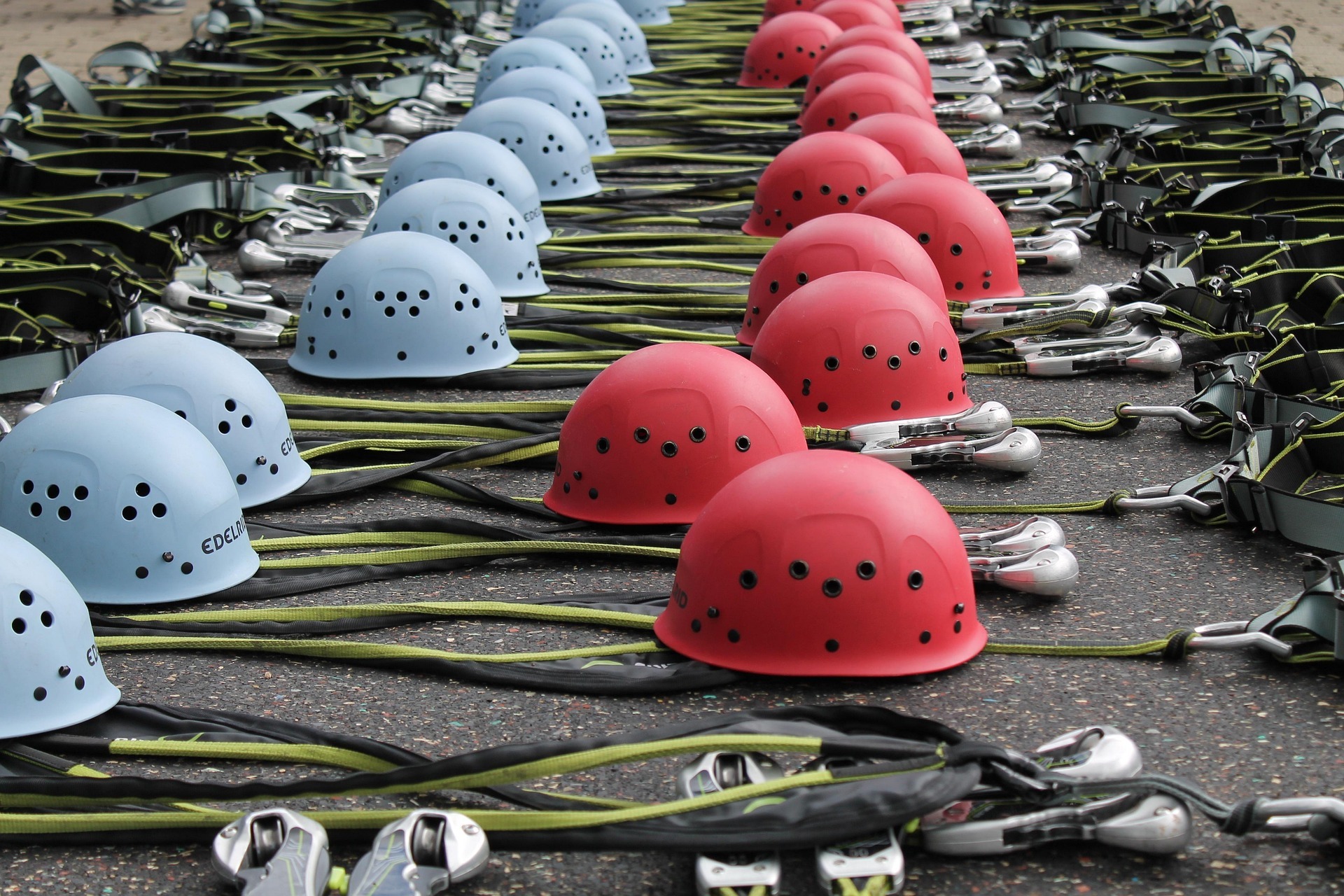 445693-climbing-helmets-486644_1920